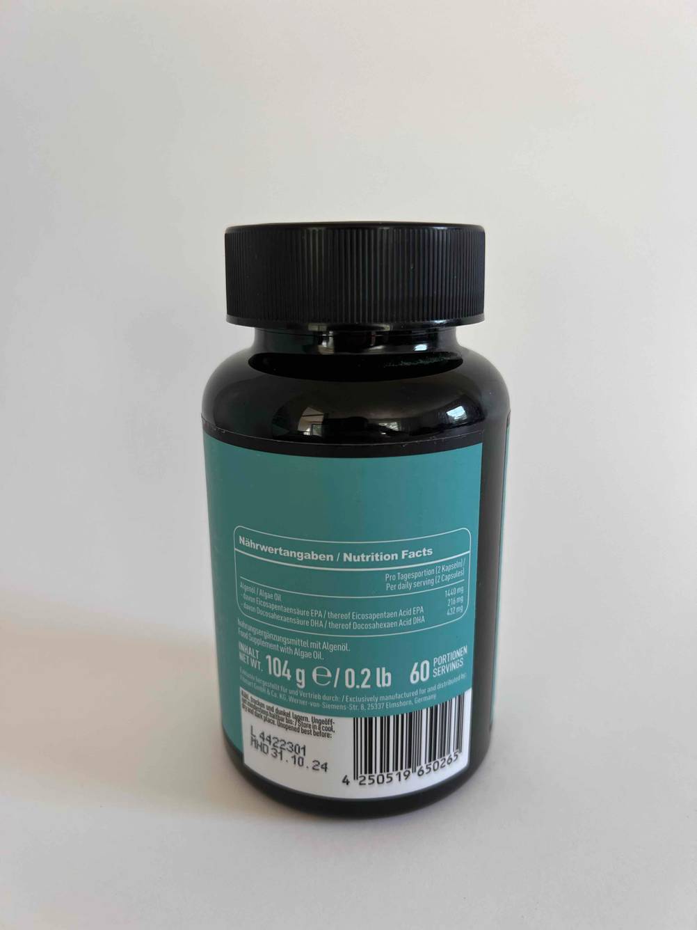 Rückseite einer Dose der getesteten Omega-3-Kapseln mit Nährwertangaben vor einer hellen Fläche.