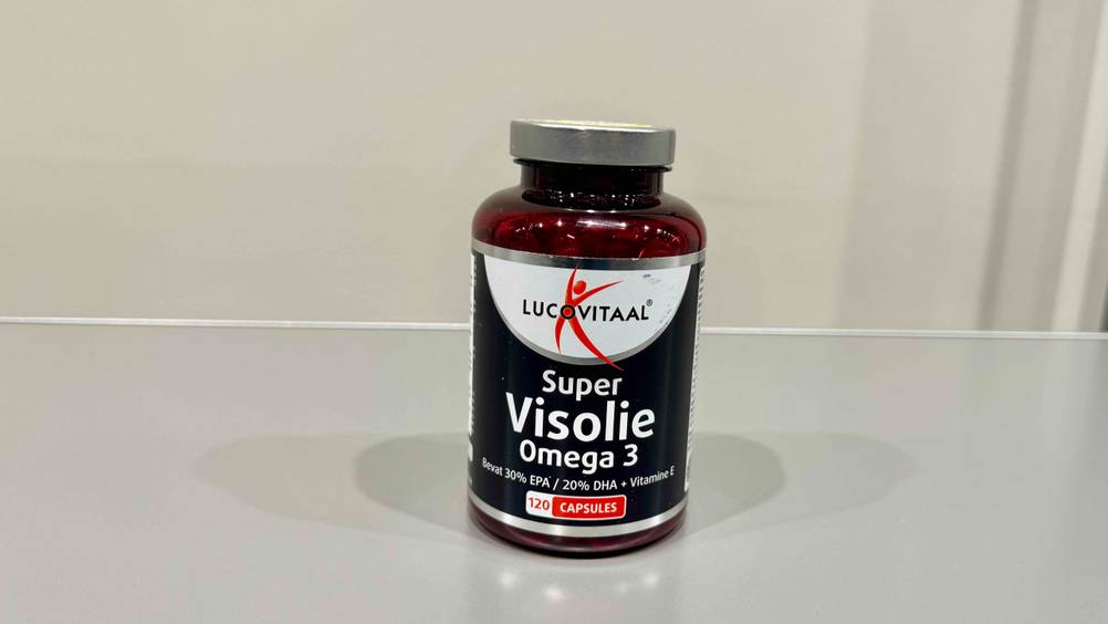 Das Omega-3 im Test auf einer hellen Fläche stehend.