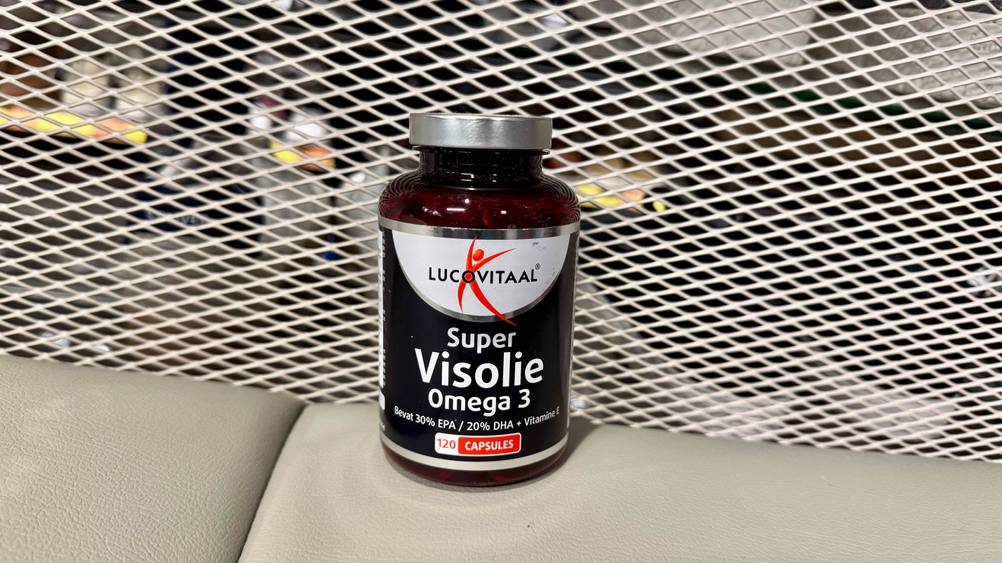 Vor einem Gitter befindet sich das Omega-3 im Test.
