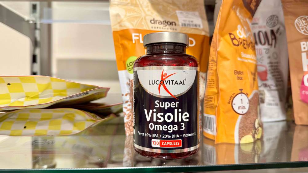 Auf einem Glasregal steht das getestete Omega-3 neben anderen Produkten.