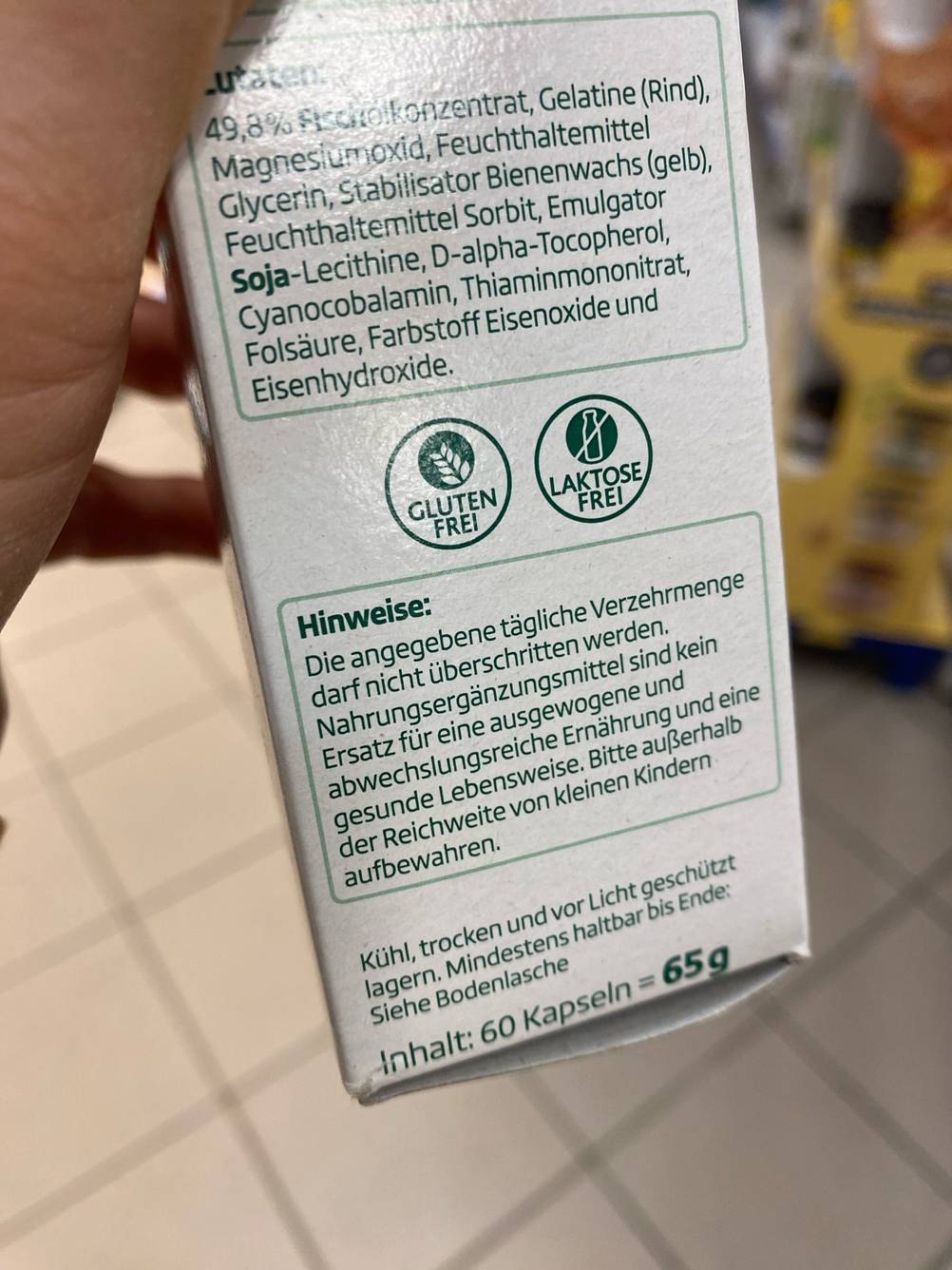 Nahaufnahme der Seite der Verpackung des getesteten Omega-3-Öls mit Informationen.