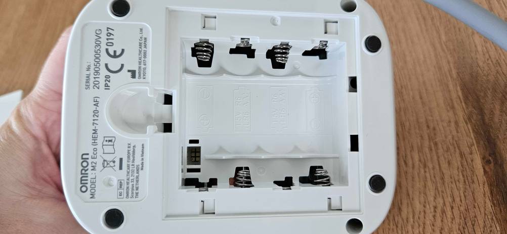 Batteriebetriebenes Omron-Blutdruckmessgerät im Test. 