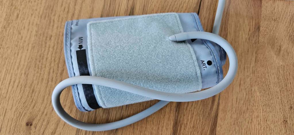 Omron-Blutdruckmessgerät getestet: Manschette liegt auf dem Tisch.