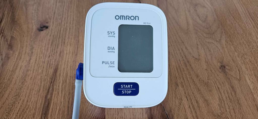 Omron-Blutdruckmessgerät im Test: Gerät befindet sich auf einem Holztisch.