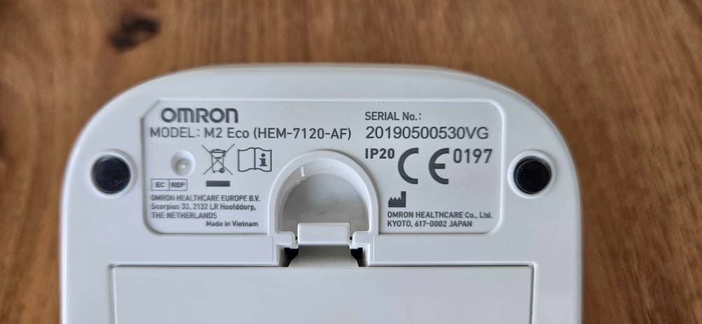 Rückseite von einem getesteten Omron-Blutdruckmessgerät.