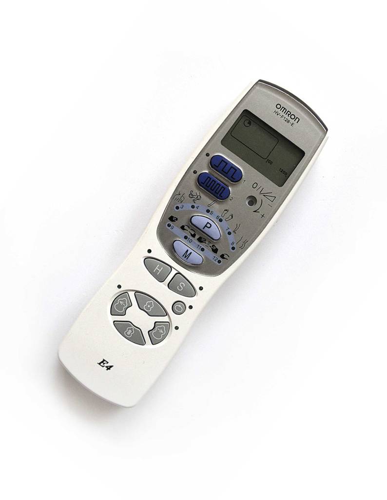 Das Reizstromgerät im Test, mit intuitiver Programmwahl und LCD-Display, liegt auf einer weißen Oberfläche.