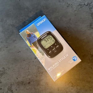 Der Karton vom Omron-Schrittzähler liegt auf einem Tisch