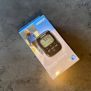 Der Karton vom Omron-Schrittzähler liegt auf einem Tisch