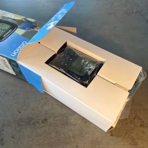 Der Omron-Schrittzähler wurde halb aus dem Karton gezogen