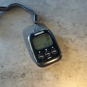 Der Omron-Schrittzähler zeigt 0 Schritte an