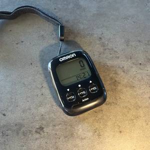 Der Omron-Schrittzähler zeigt 0 Schritte an