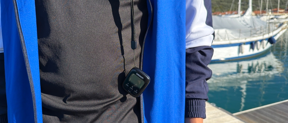 Der Omron-Schrittzähler hängt an einer Jacke