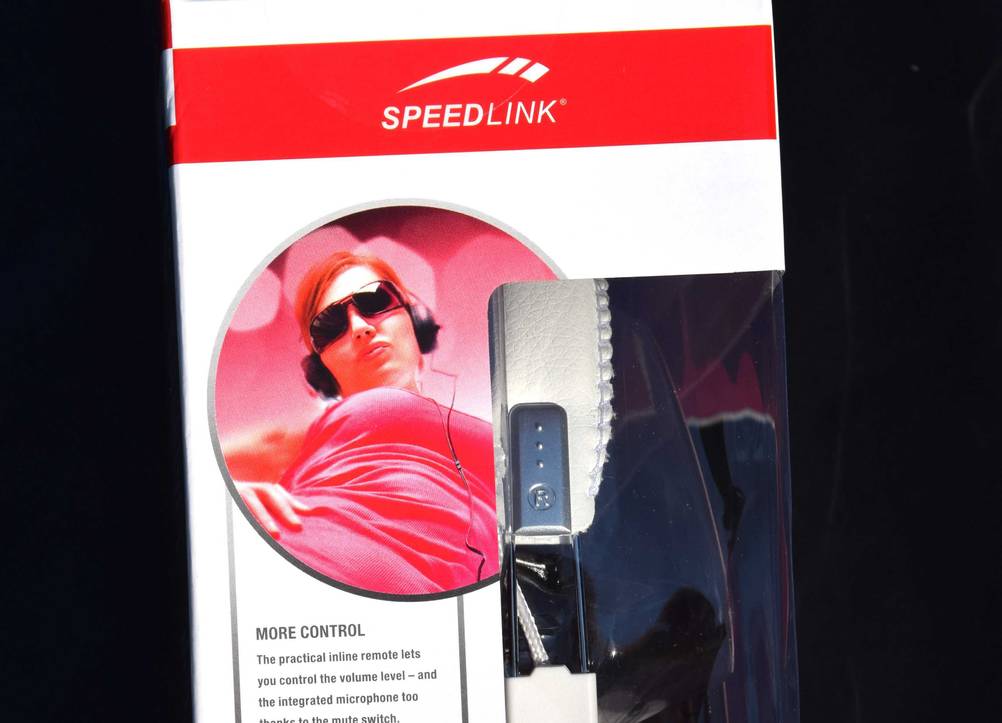 Nahaufnahme der Seite der Originalverpackung der getesteten On-Ear-Kopfhörer.