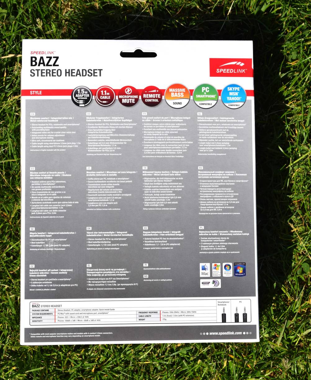 On-Ear-Kopfhörer getestet: Die Rückseite der Originalverpackung auf einer Wiese liegend.