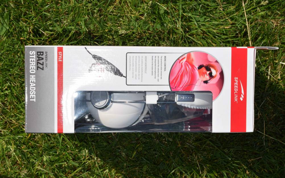 Seitenansicht einer Originalverpackung der getesteten On-Ear-Kopfhörer auf einer Wiese.