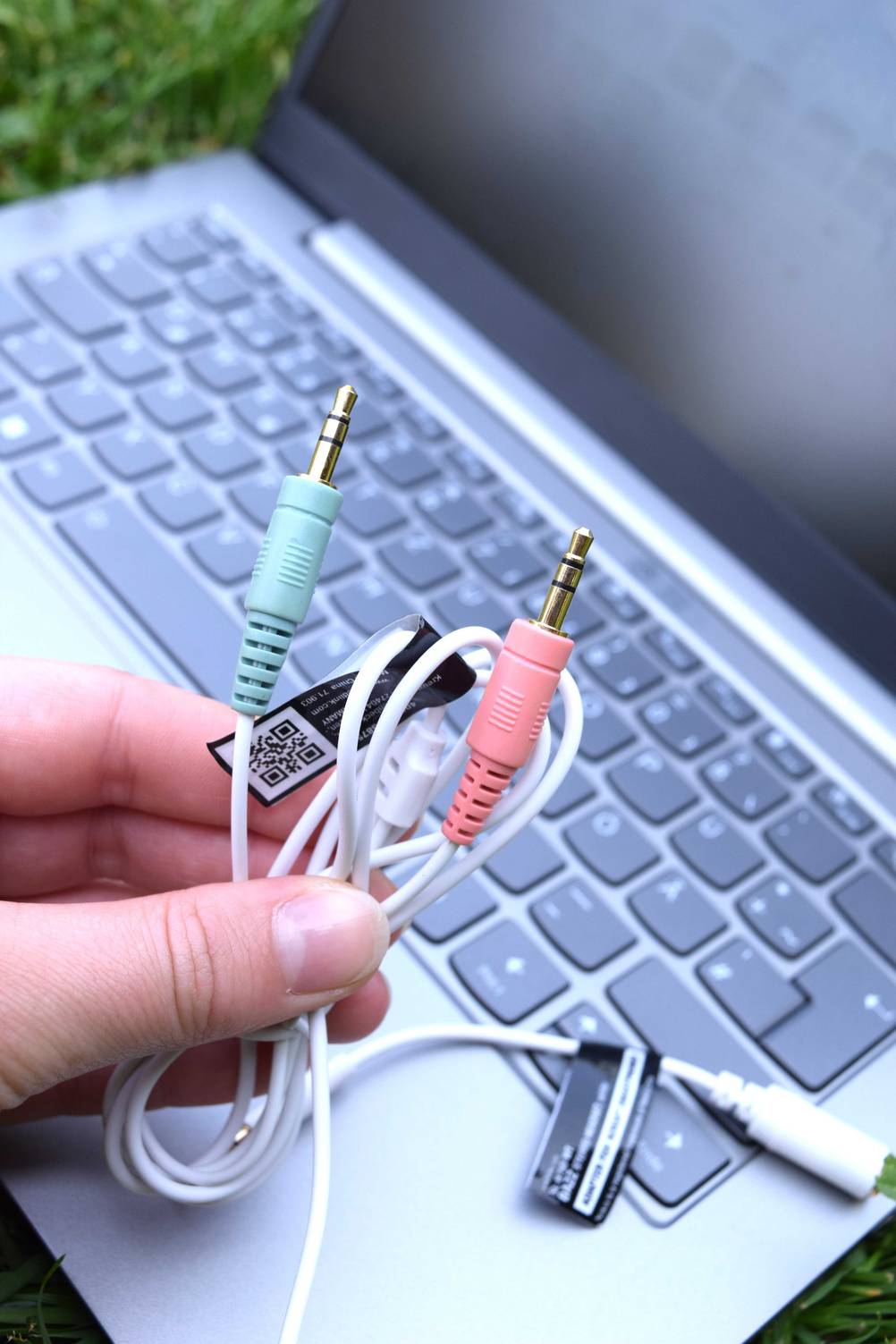 Verschiedene Kabel eines On-Ear-Kopfhörers