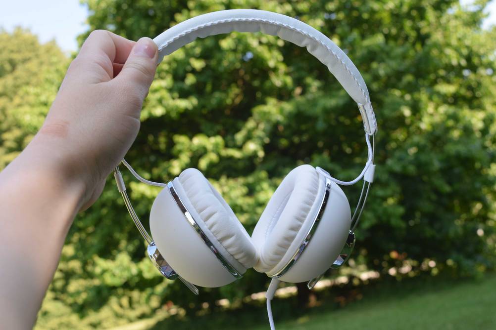 Ein weißer On-Ear-Kopfhörer