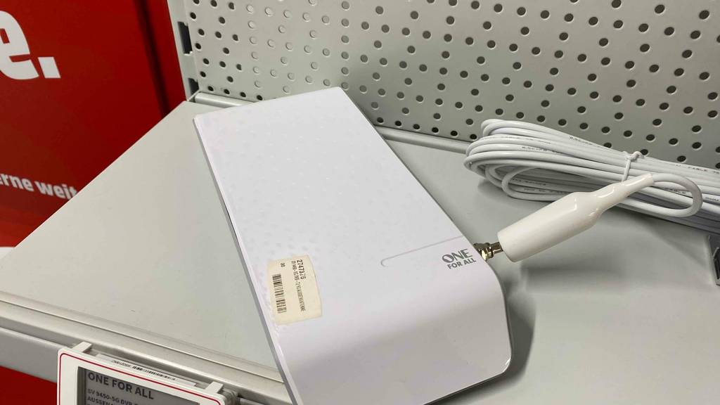 DVB-T2-Außenantenne getestet: Eine weiße, längliche DVB-T2-Außenantenne mit langem Kabel steht in einem hellen Verkaufsbereich.