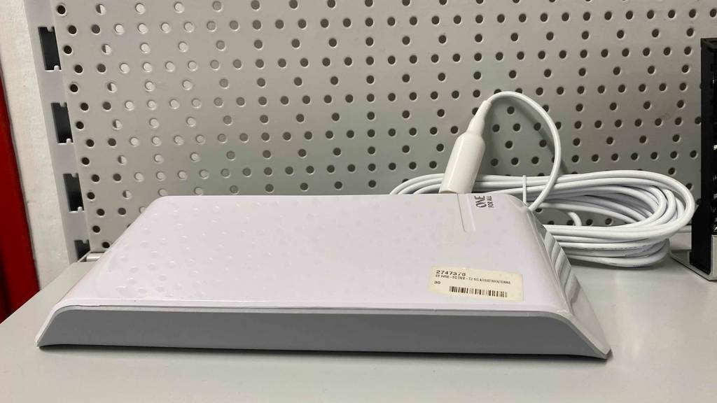 DVB-T2-Außenantenne-Test: Eine ausgepackte DVB-T2-Außenantenne mit langem Kabel steht auf einem hellen Verkaufsregal.