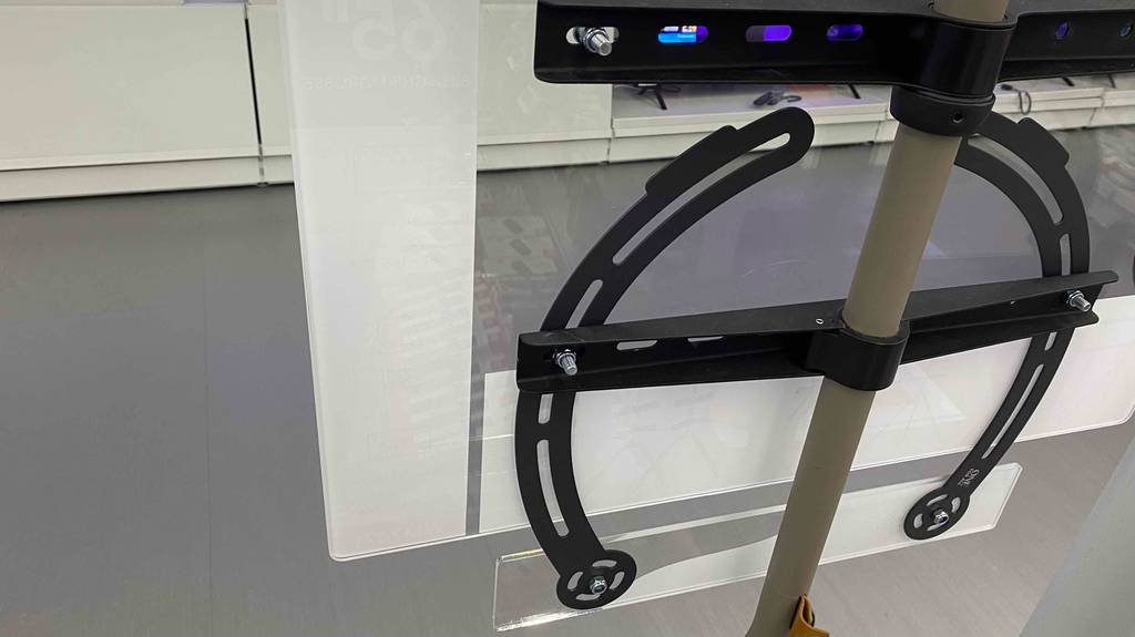 65-Zoll-Fernsehständer im Test: Detailansicht von hinten der Befestigungs-Vorrichtung.