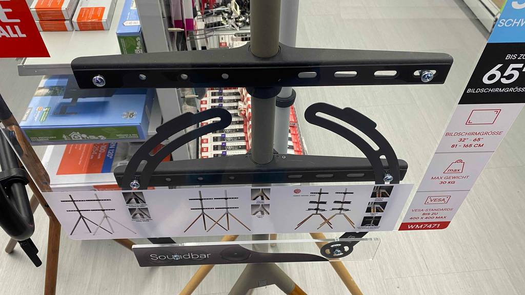 TV-Ständer 65 Zoll im Test: Ein Gerät steht, von oben betrachtet, auf einem hellen Boden.