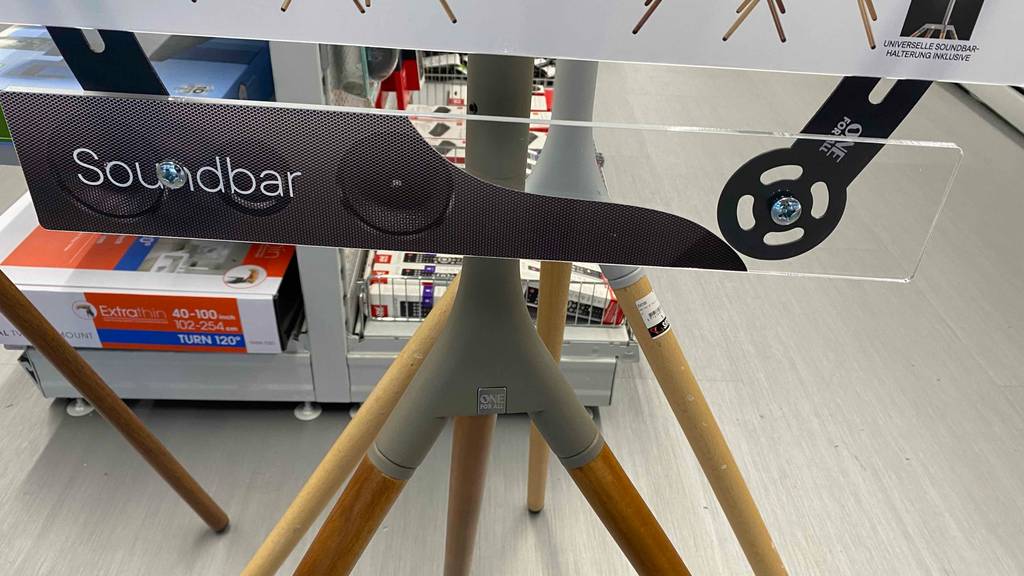 Ansicht der Standfüße eines getesteten TV-Ständers für 65 Zoll.