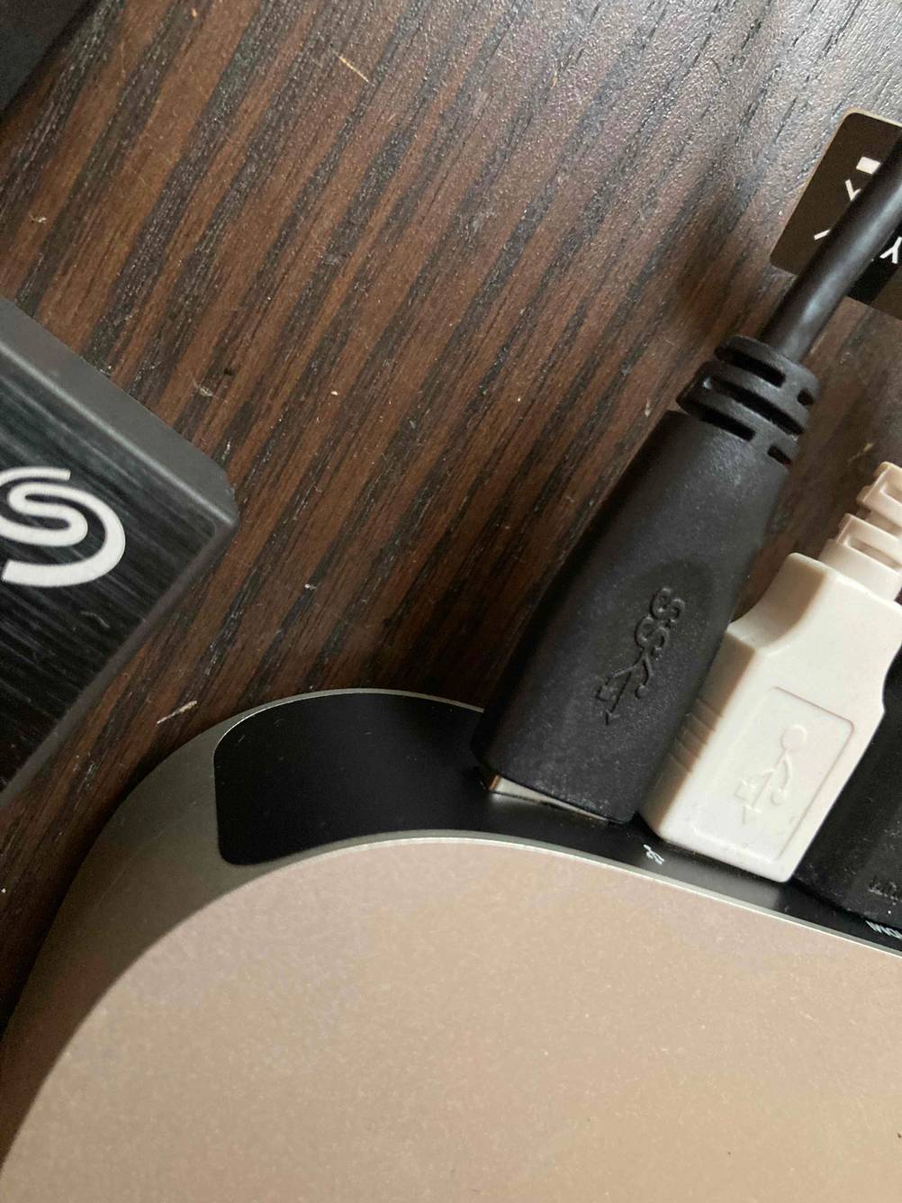 Detailansicht verschiedener eingesteckter Kabel an einer getesteten externen Festplatte 5 TB.