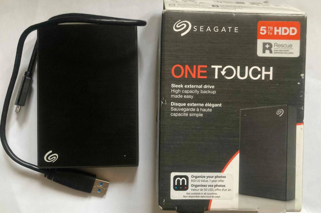 Externe-Festplatte mit 5 TB Speicherplatz im Test: das Modell One Touch von Seagate liegt neben der Verpackung auf einem hellen Untergrund.