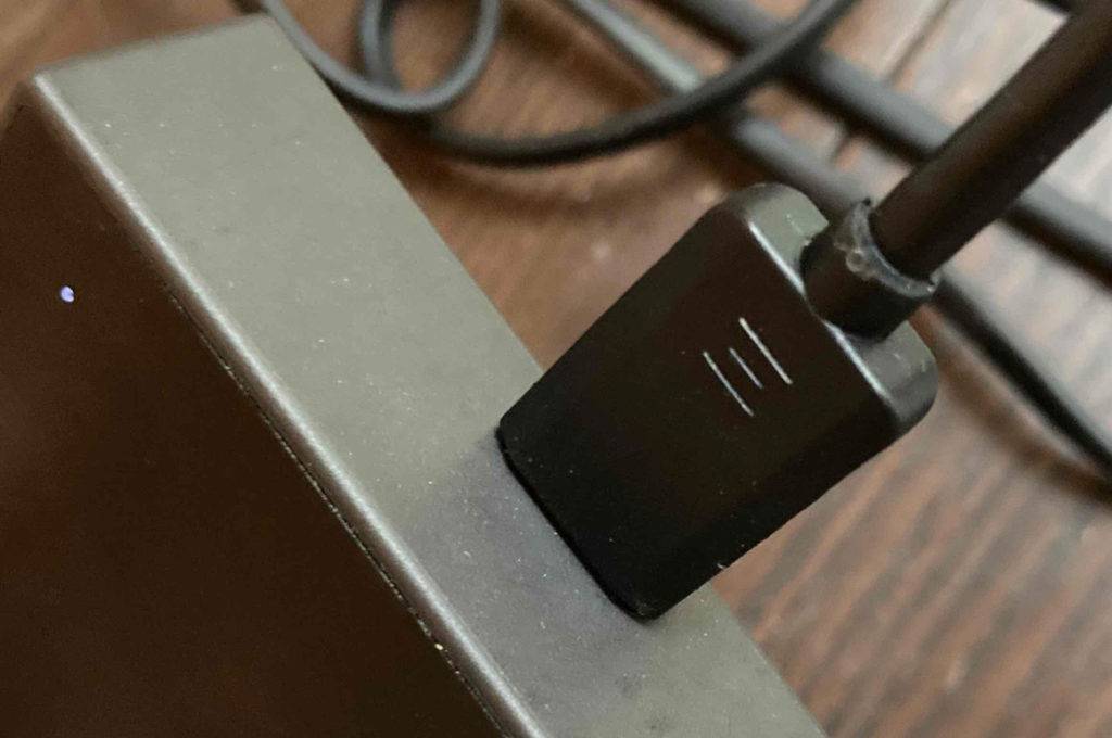 Nahaufnahme eines Anschlusses inklusive Kabel einer getesteten, externen Festplatte mit 5 TB.