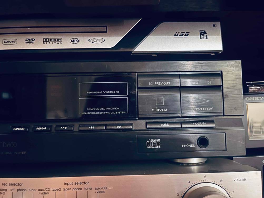 Blick auf die Funktionstasten eines getesteten CD-Players.