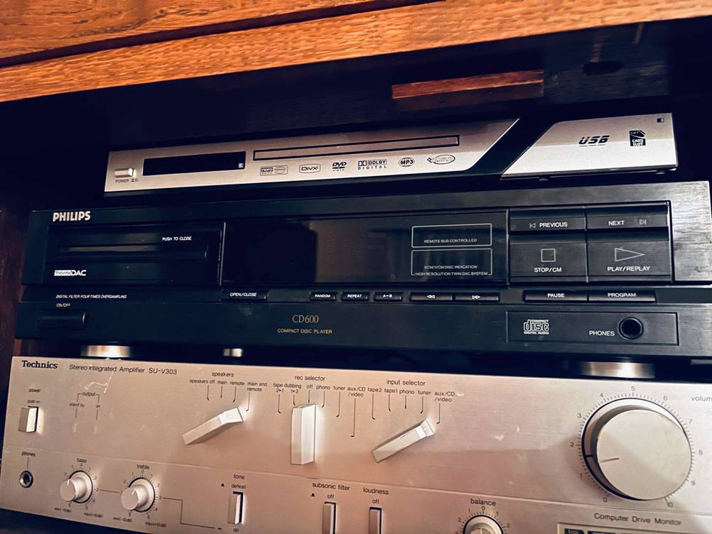 Ein CD-Player steht zum testen zwischen anderen Geräten.