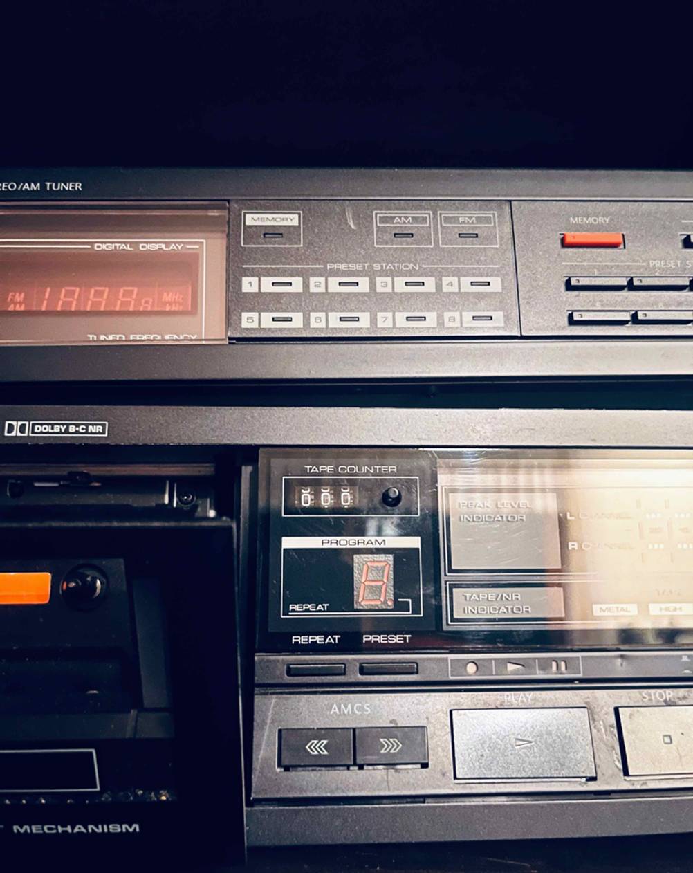 Blick auf die Funktionstasten eines getesteten Kassettendecks.