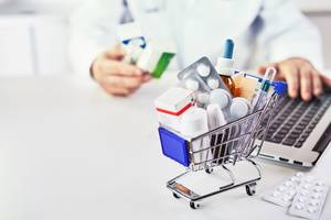 Test der Online-Apotheken: In einem kleinen Spiezeugeinkaufswagen liegen mehrere Medikamente.