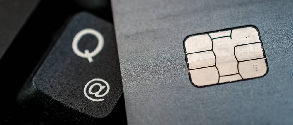 Die beste Online-Banking-Software: Eine Bankkarte auf einer Tastatur.