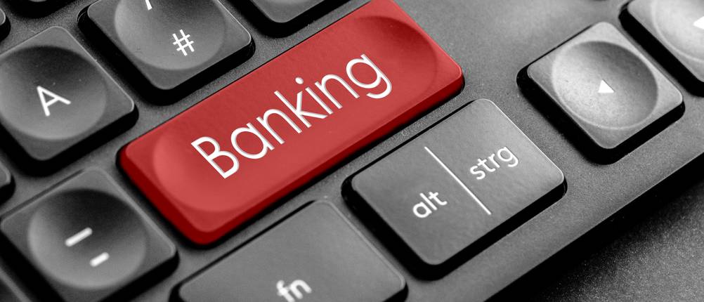 Online-Banking-Software-Test: Auf einer Tastatur ist eine rote Taste mit der Aufschrift Banking.