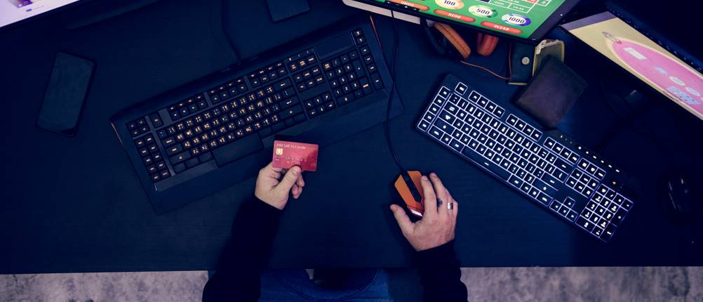mann mit kreditkarte vor online casino