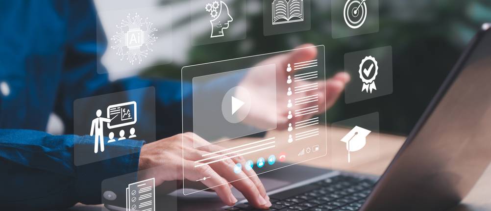 Onlinekurse im Test: eine Frau wählt am Laptop einen Onlinekurs aus.
