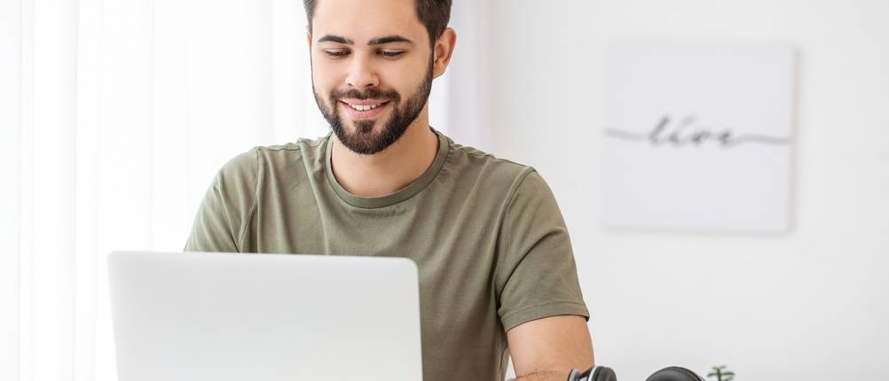 Onlinekurse im Test: Ein Mann absolviert ein Onlinestudium.