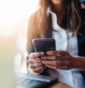 frau bedient handy fuer online lotto