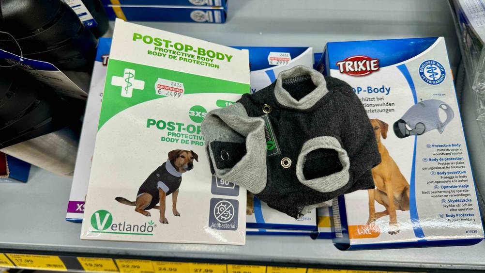OP-Body Hund getestet: Ein Body mit Logo neben verschiedenen Verpackungen.