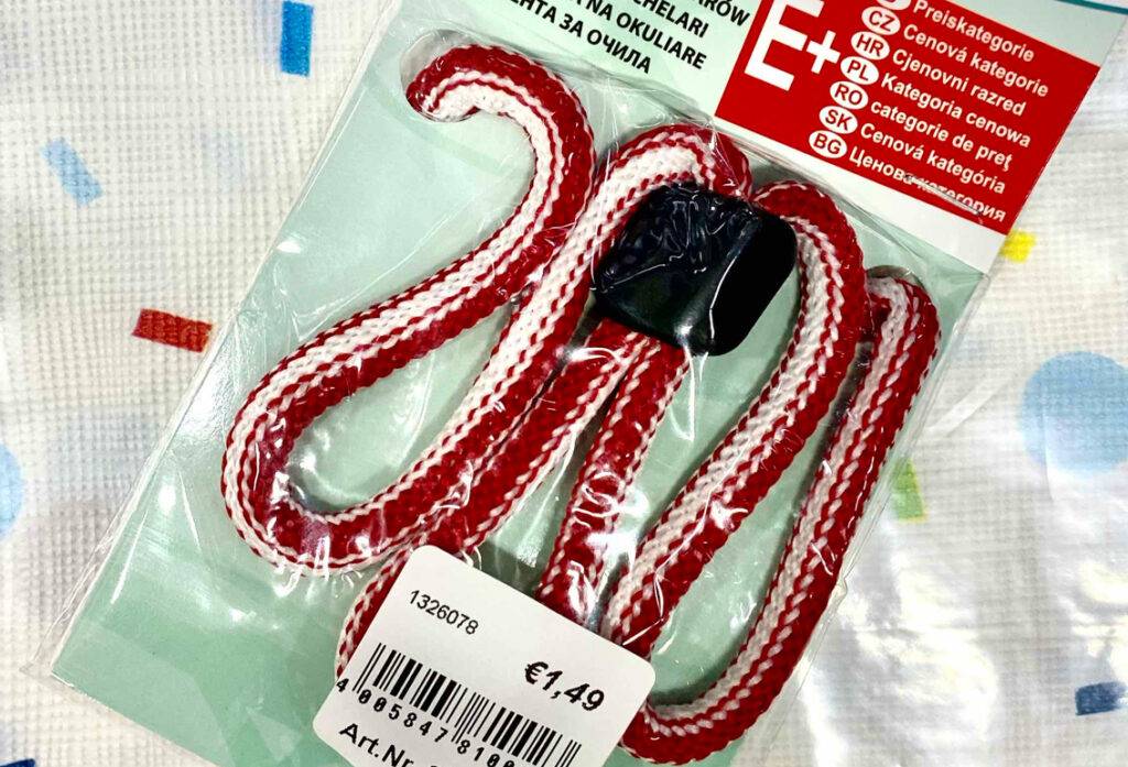 Nahaufnahme eines rot-weißen, in Cellophan verpackten Brillenbands im Test.