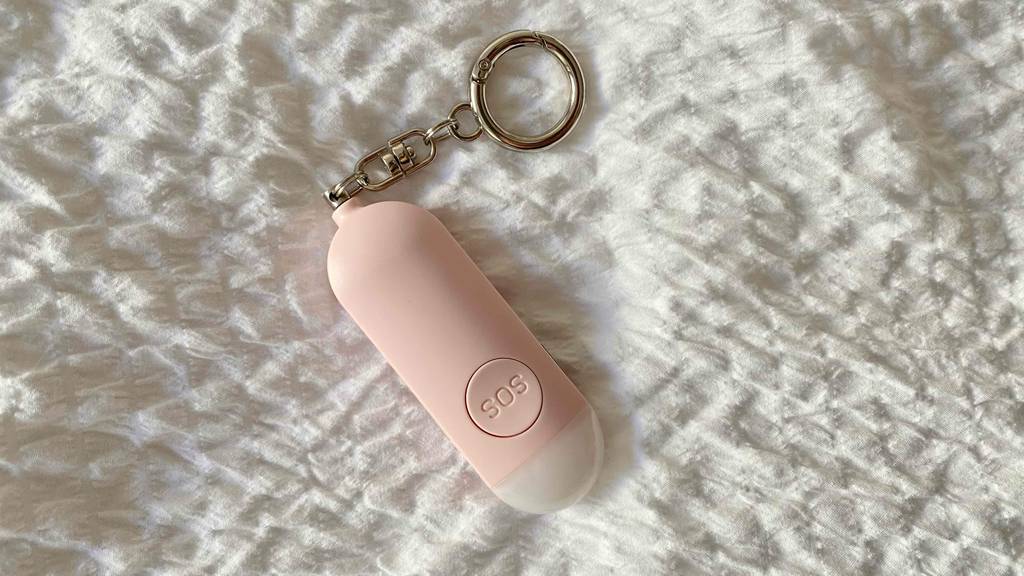 Taschenalarm im Test: Auf der Rückseite befindet sich eine große SOS-Taste.