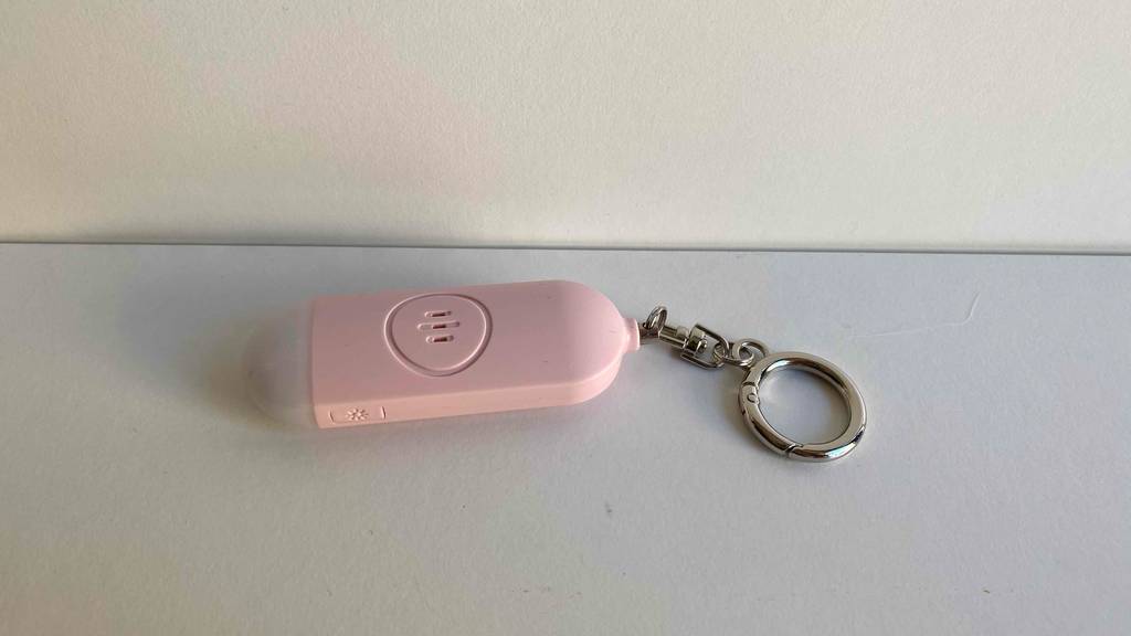 Auf der Seite eines getesteten Taschenalarms befindet sich ein Knopf für Licht.