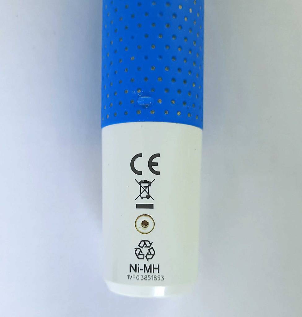 Auf der Rückseite einer getesteten rotierenden Zahnbürste sind Hinweise zur Entsorgung.