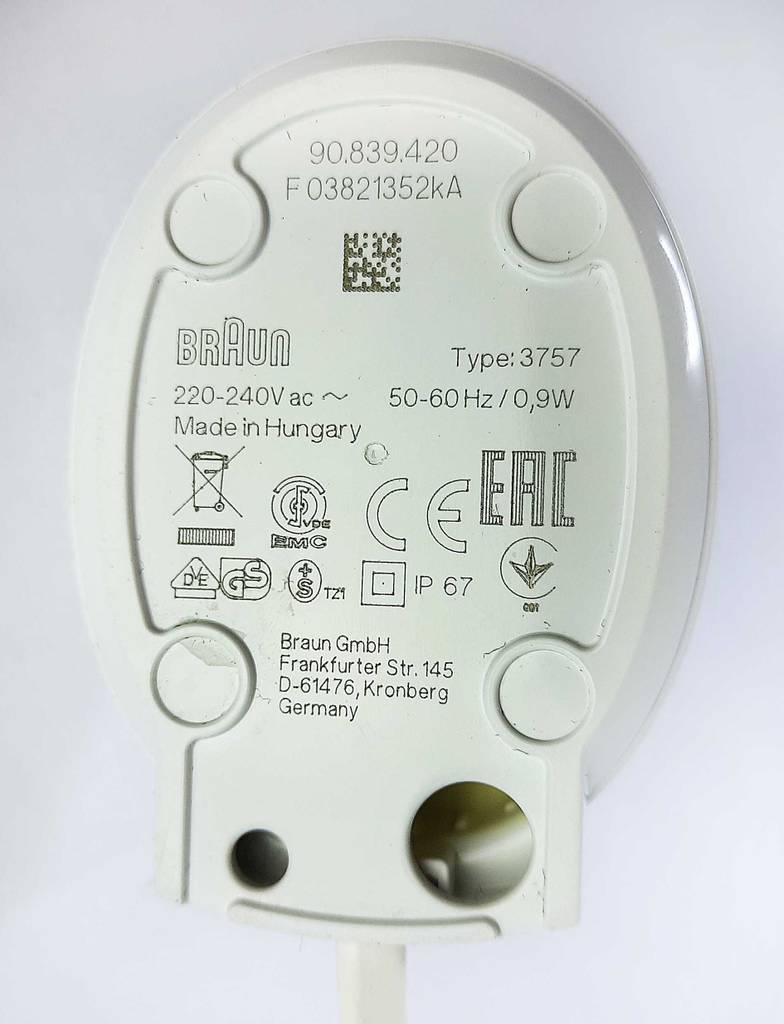 Auf der Unterseite der Ladestation einer getesteten rotierenden Zahnbürste stehen Informationen zum Gerät.