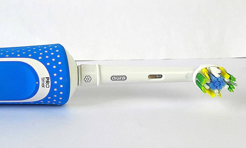 Im Test: Detailansicht des Bürstenkopfs einer rotierenden Zahnbürste.