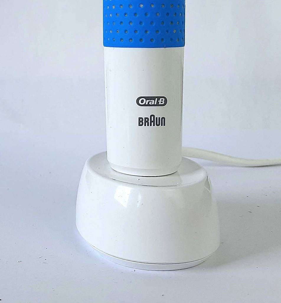 Eine getestete rotierende Zahnbürste steht in der Ladestation.