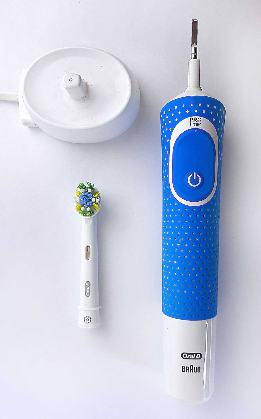 Rotierende Zahnbürste im Test: Blick von oben auf ein Komplettset.