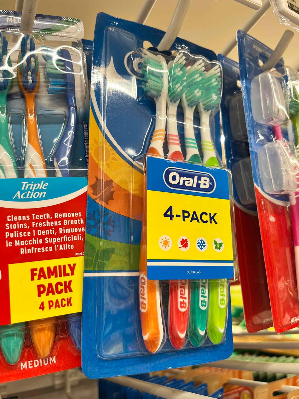 Mehrere getestete Oral-B-Zahnbürsten im 4er-Pack. 