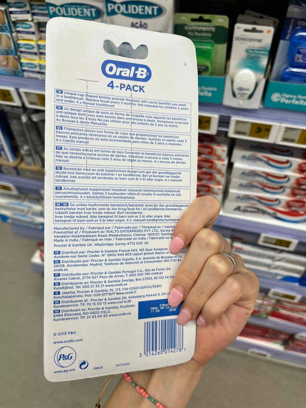 Rückseite von getesteten Oral-B-Zahnbürsten. 